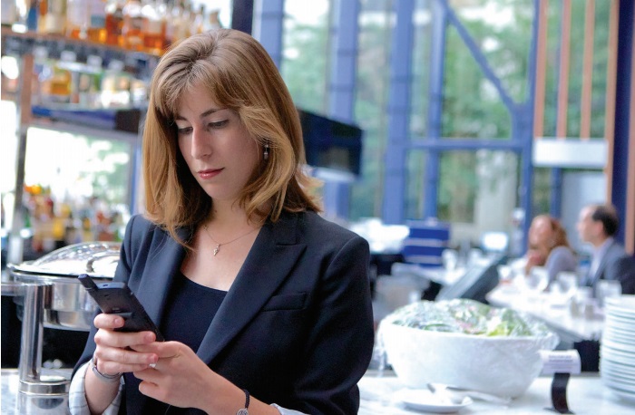 打電話(huà)的手持對(duì)講機(jī)